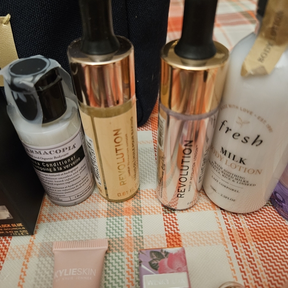 Makeup Skincare Bundle With Bag - Picture 4 of 11